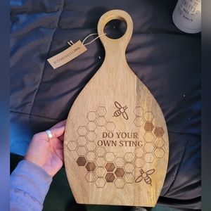 🛒🛍️💥NWT cute bee board made out of mango wood